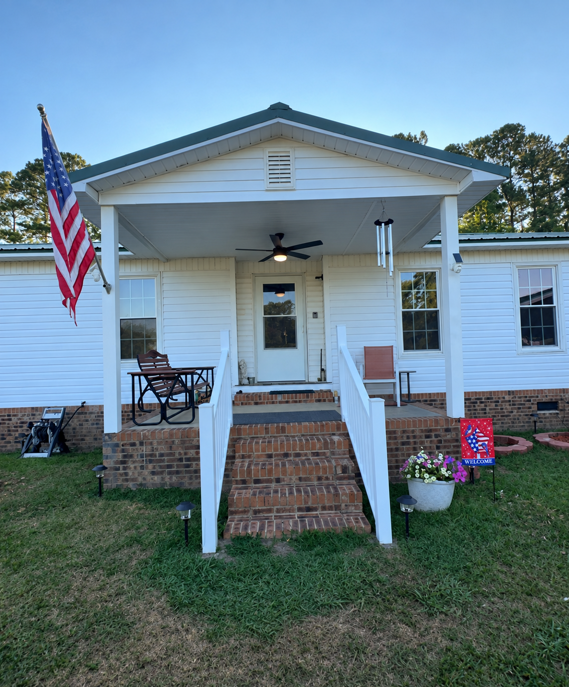 Covered front porch from the Backroad Builders project photo collection.
